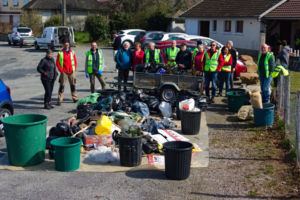 dsc02374 Personne devant déchets ramassés